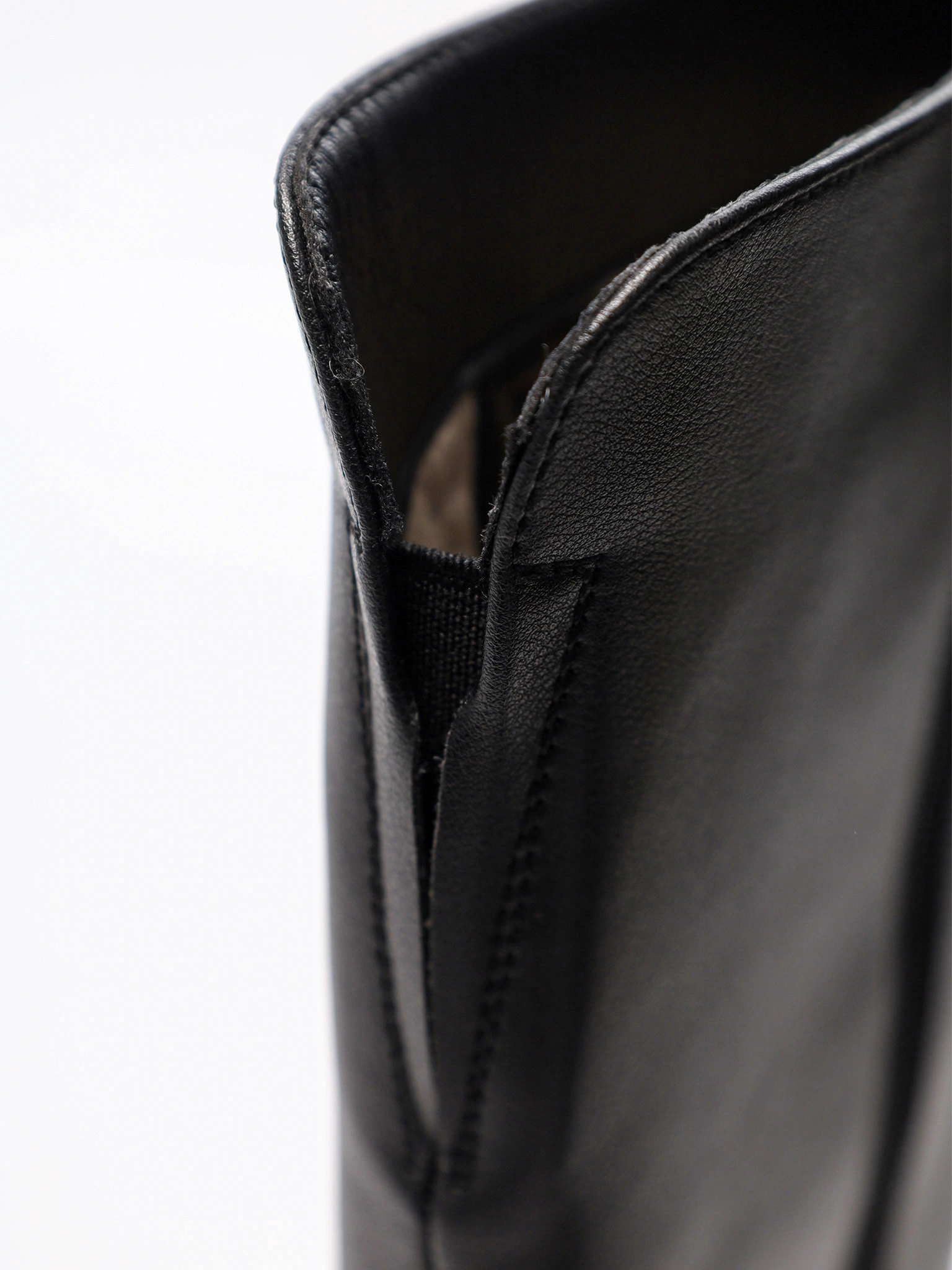 Сапоги черного цвета из натуральной кожи на высоком каблуке